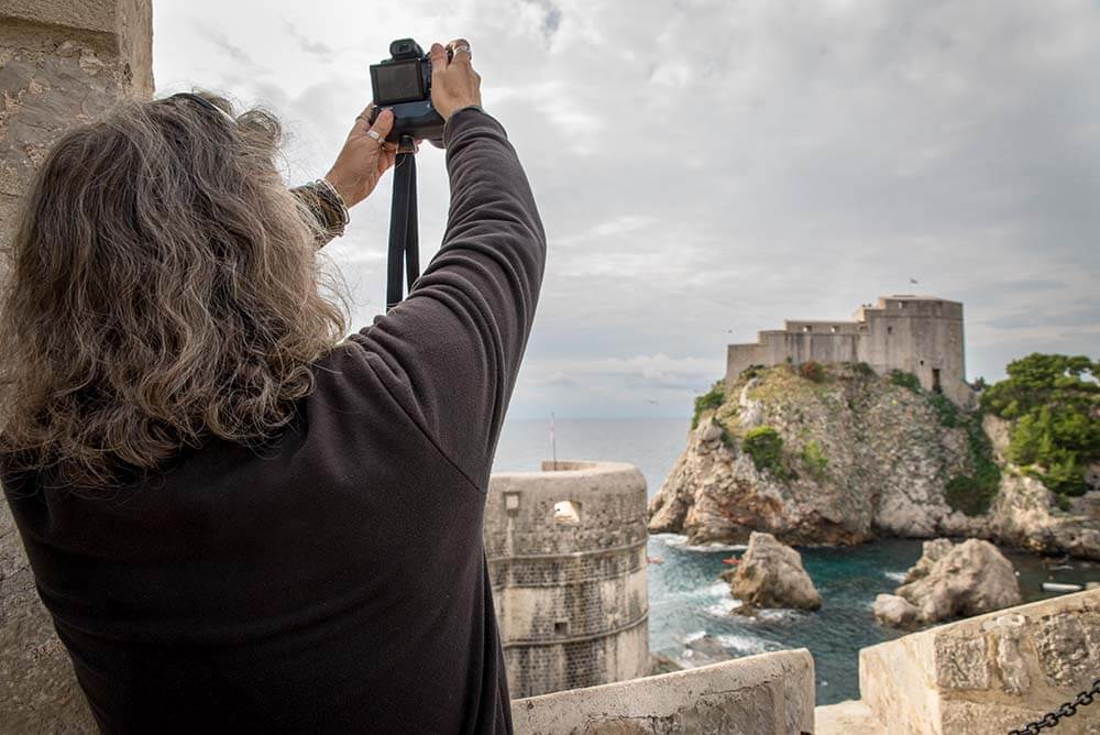 Using the swivel screen for a higher vantage point