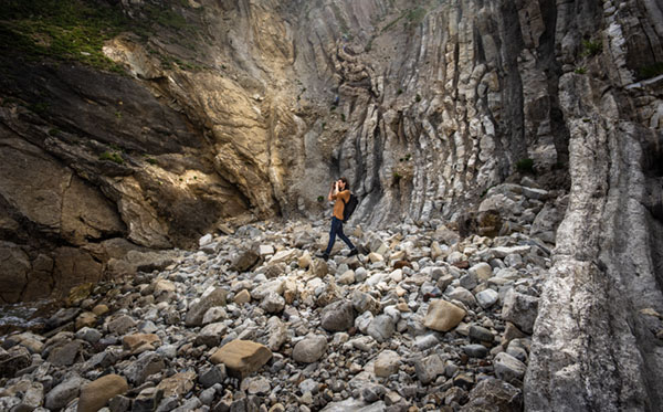 Jethro photographing Lulworth Cove with sony a6000