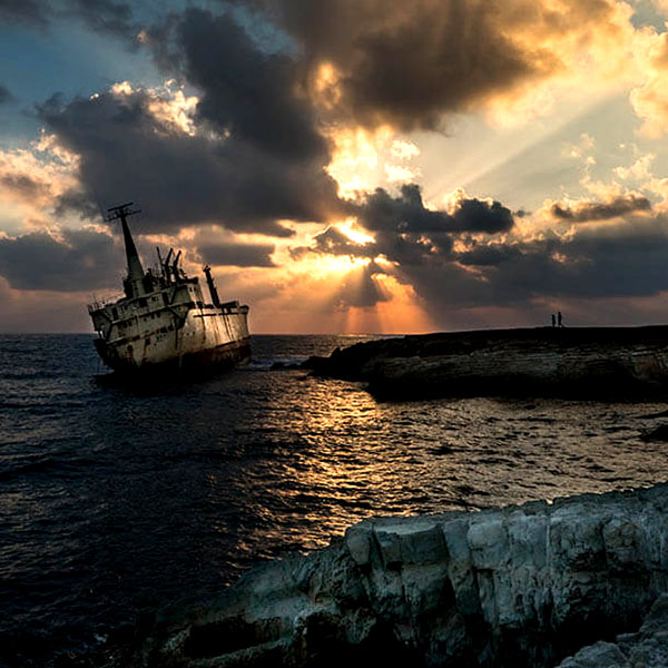 Ship wreck at Sea Caves showing exposure compensation
